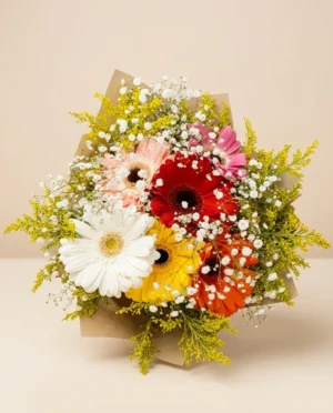 Ramo de 6 gerberas de colores con baby breath y solidago envuelto en papel coreano