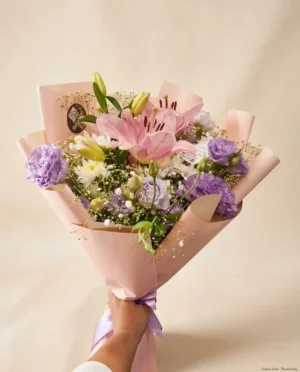 Ramo de lirios rosados y lisianthus con envoltorio coreano rosa