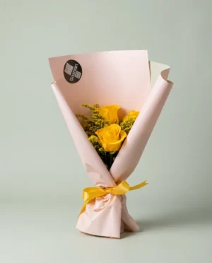 Ramo pequeño de rosas amarillas con solidago y envoltura rosa