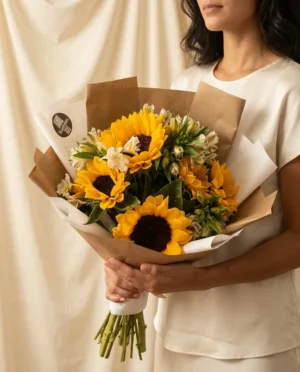 Ramo de girasoles frescos con alstroemerias blancas en papel coreano