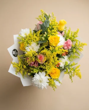 Arreglo floral en base con rosas amarillas, blancas y rosas