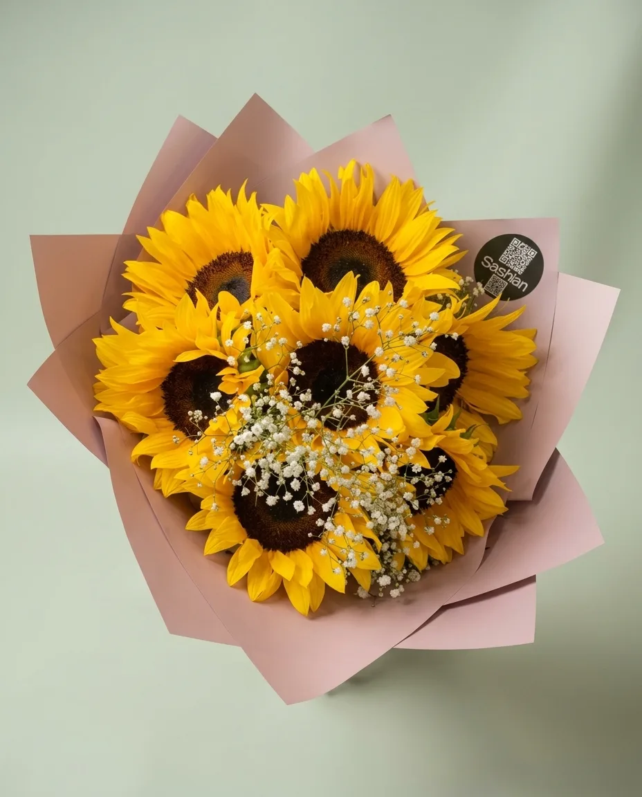 Ramo de girasoles frescos decorados con baby breath en papel coreano