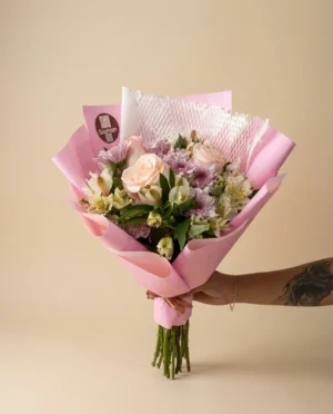 Ramo de alstroemerias rosas y rosas finas con envoltura rosa