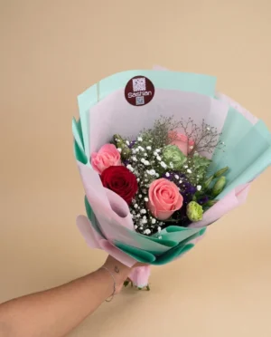 Ramo de rosas rojas y rosas envuelto en papel estilo coreano con lisianthus